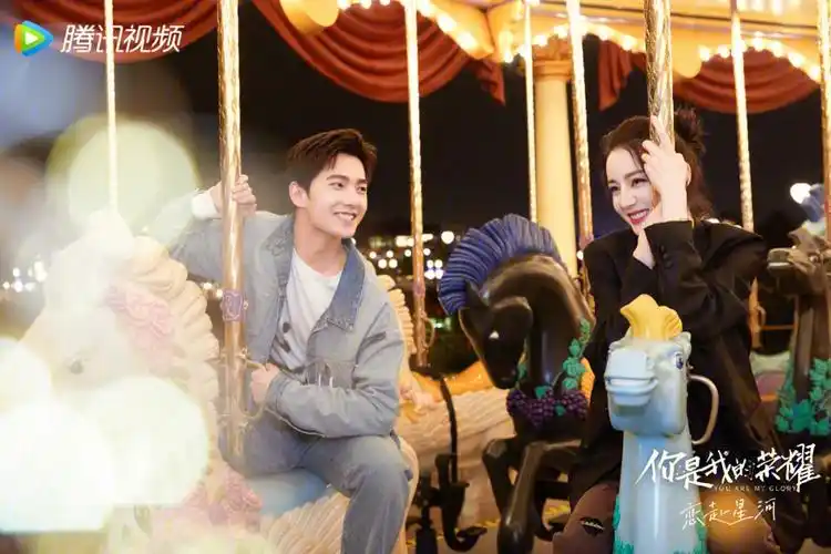 杨洋热巴迪士尼之旅合照来啦好甜呀