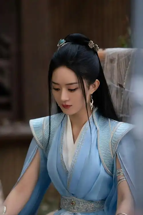 赵丽颖晒沈璃撑伞照蓝衣好美