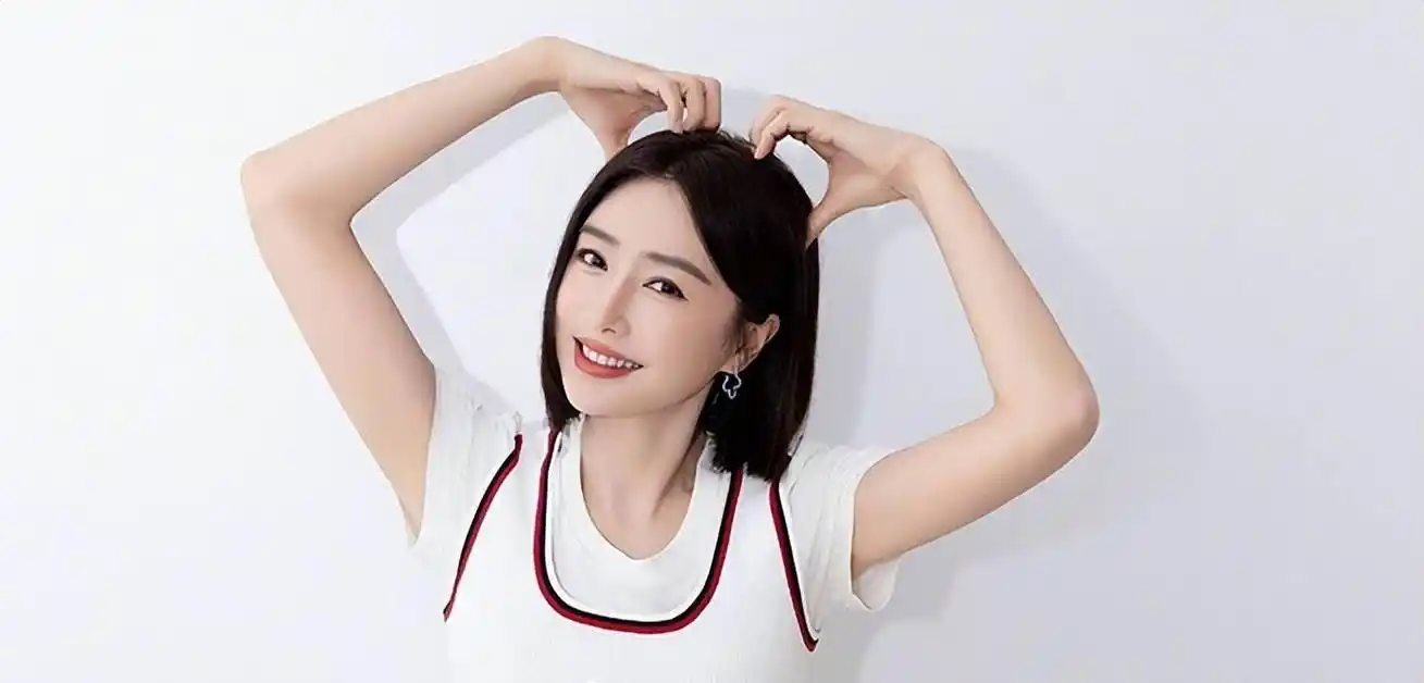 在每个人都呼吁中年危机的时候,秦岚却显得格格不入.