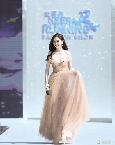 baby奔跑吧造型曝光公主裙学生装自由切换自信魅力满满