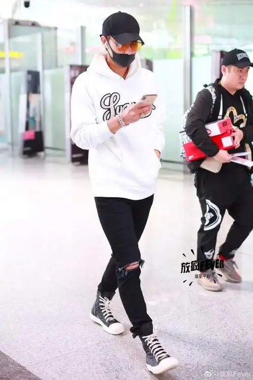 吴亦凡吃大碗宽面的时候穿着这双鞋