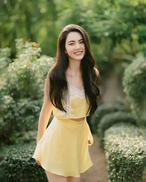 长腿混血泰国版迪丽热巴参加浪姐5和肖战合影堪称豪门姐弟