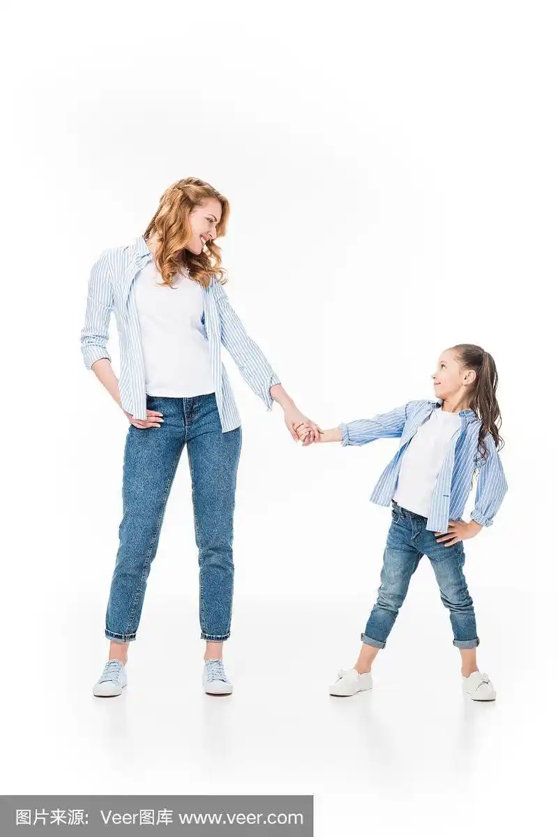 母亲和小女儿手牵着手孤立在白色