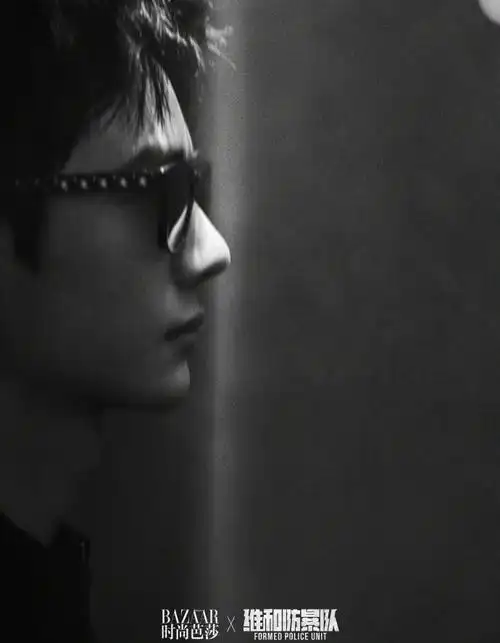 王一博超话时尚芭莎 x 维和防爆队91黑白光影下的一博好绝!