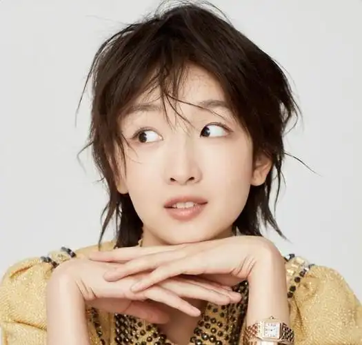 周冬雨晒素颜游玩照活泼可爱路边跳舞空灵感十足