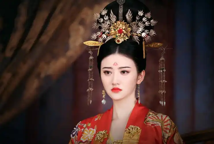 虽然剧照像网游代言,但是造型在线,景甜的古装很惊艳