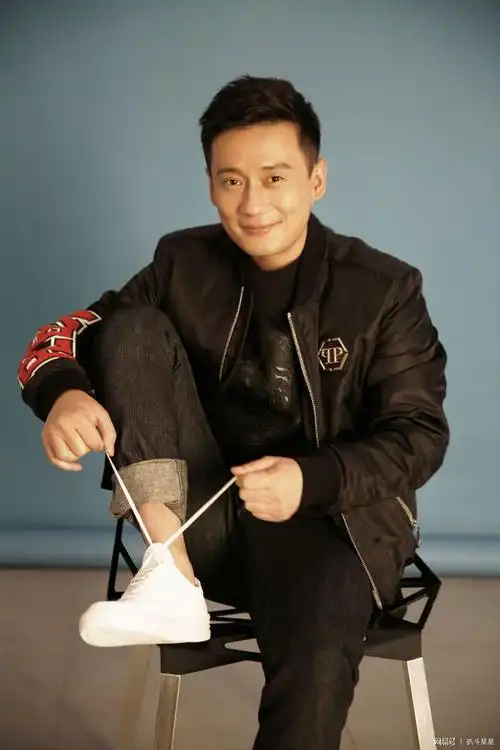 徐洪浩全新忧郁风写真曝光 双作品同步热映独占双屏