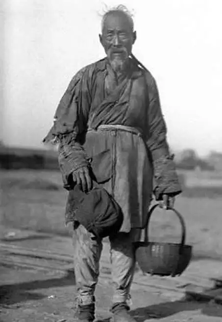 旧社会中国乞丐贫困潦倒的生活状态