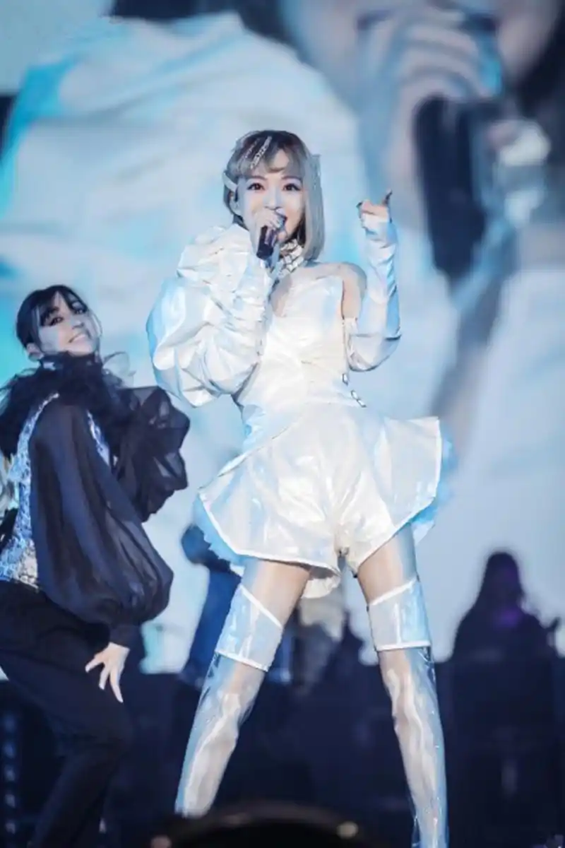 张韶涵演唱会银发白裙变身芭比娃娃,美得不可言语