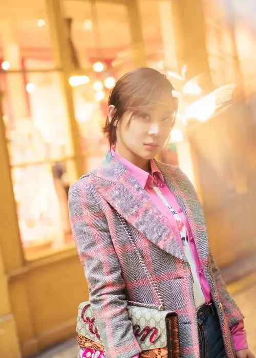 今日,曝光了一组袁姗姗的巴黎街拍,照片中的她,用两种不同的搭配风格