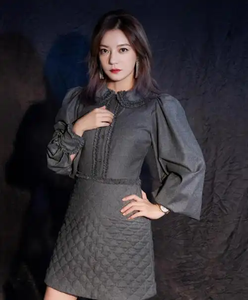 44岁赵薇女人味浓郁前卫穿搭难不倒她风格百变时髦如小姑娘