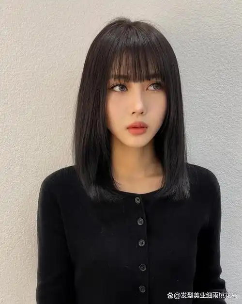 夏天剪短发或者留长发,扎发或者短发清爽又不闷热,飒气锁骨发搭配侧分