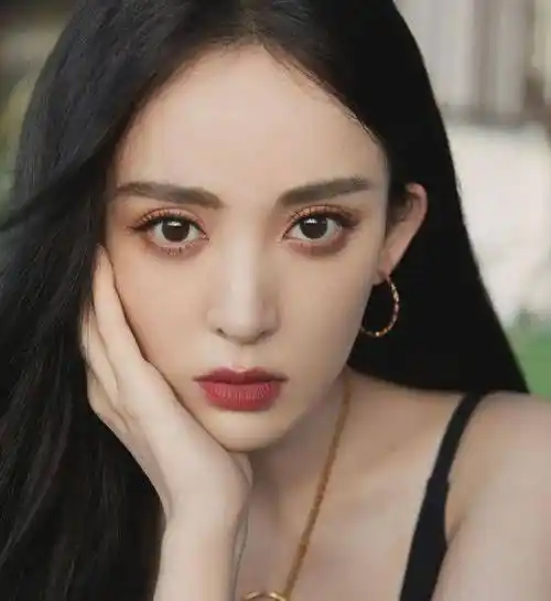 男明星相比发展逊色,长相上也不是很突出,根本配不上古力娜扎的盛世