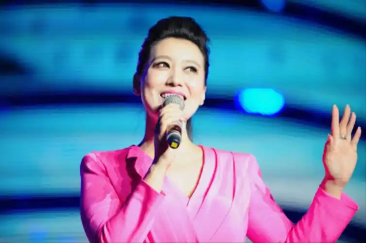 回顾军旅歌手谭晶嫁大9岁科学家老公生双胞胎活成人生赢家