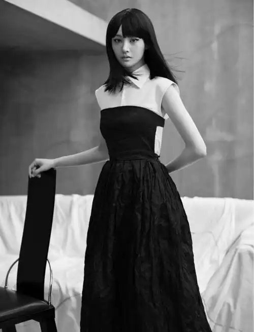 郑爽只适合扮嫩造型没想到穿小黑裙气质还真不错又甜又酷