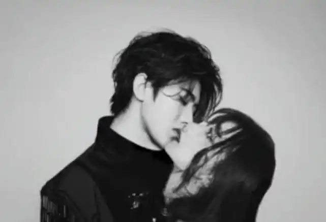 最后一张照片是最过分的,这位粉丝竟然p出了与蔡徐坤接吻的效果,估计