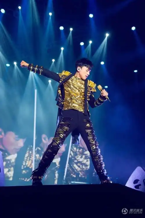 张杰为爱逆战演唱会收官 撕豹纹战服引爆全场