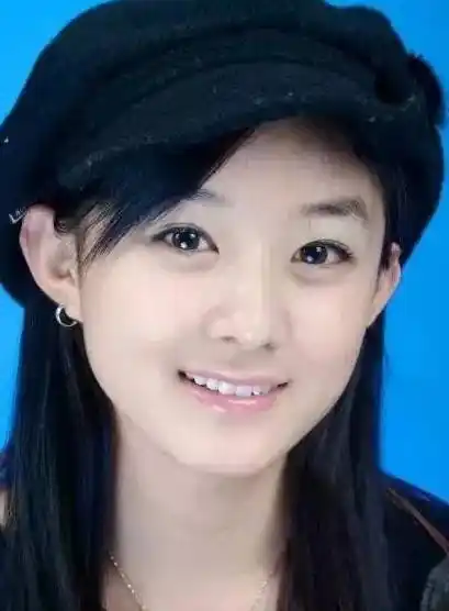 五官的变化其实不大,再看看她当年参加雅虎搜星比赛时的照片对比一下