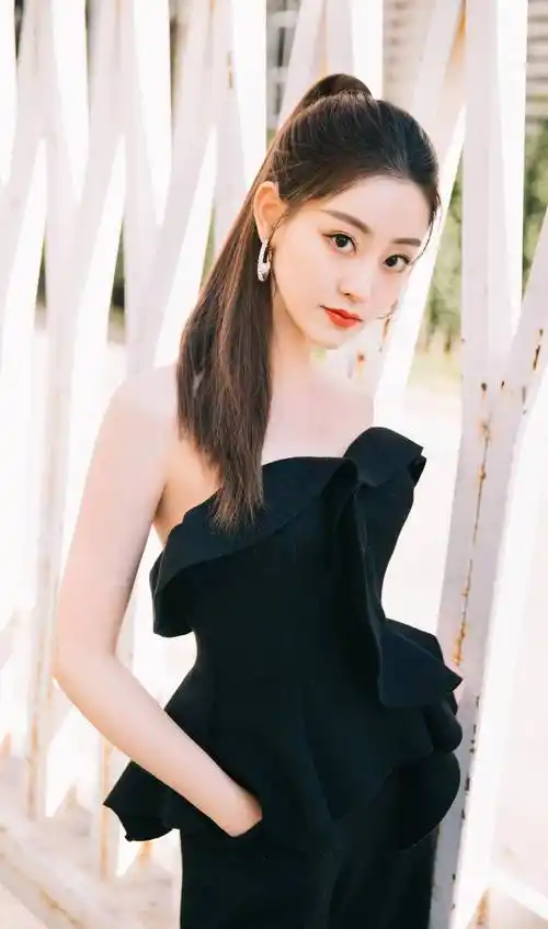 祝绪丹,1994年出生于黑龙江齐齐哈尔,是个地地道道的东北女孩.