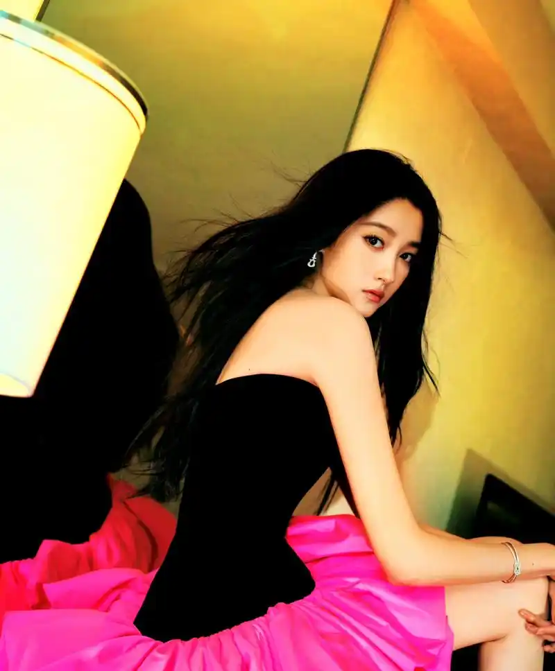 关晓彤近日在自媒体发布的近照