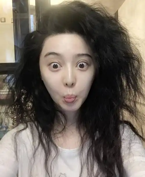 范冰冰微博晒自拍,素颜出镜嘟嘴卖萌,不过这发型也太任性了!