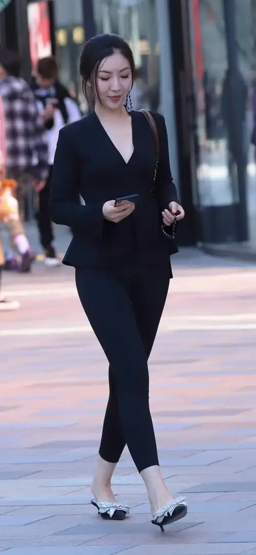 街拍小姐姐你的身材气质咋这么好呢好养眼啊