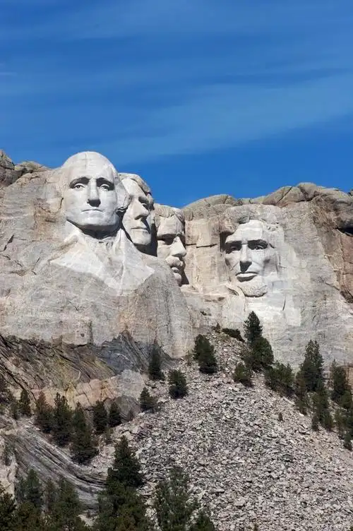 拉什莫尔山是美国著名的旅游景点,以其巨大的总统头像雕像而闻名.