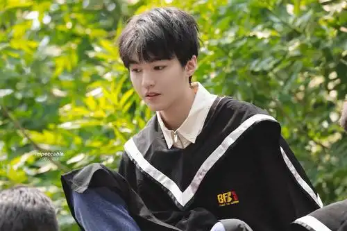 王俊凯大学毕业照来了