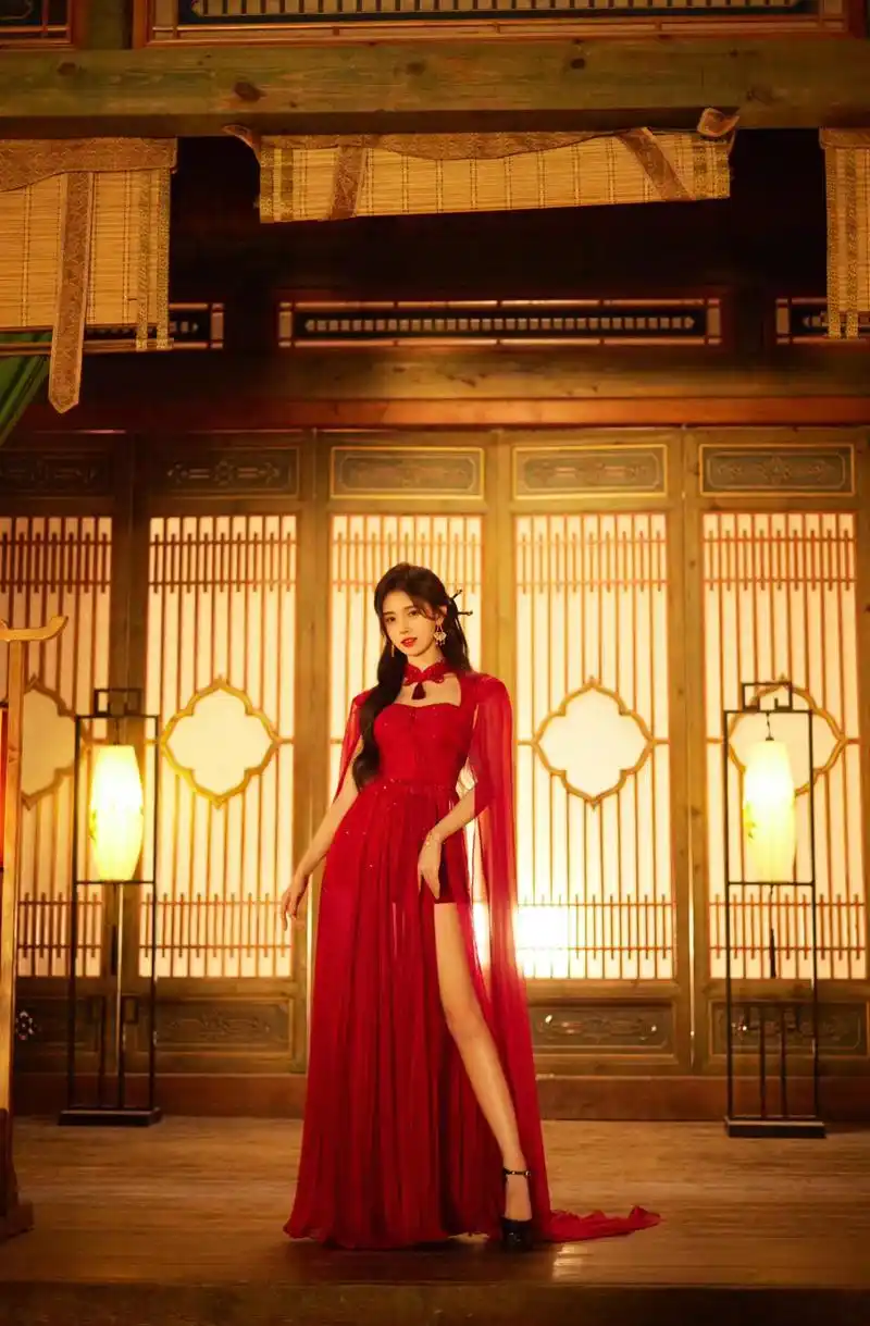 被鞠婧祎的国风造型美到了!穿一身中国红斗篷长裙,优雅又惊艳