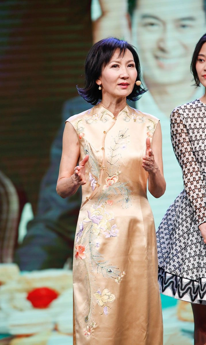 陈美琪穿旗袍的样子真美,但身材有些瘦到脱相,全靠气质在硬撑