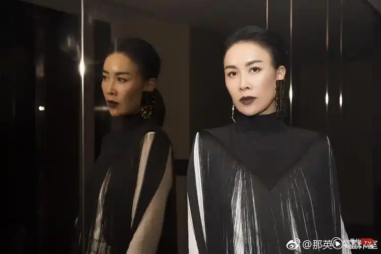 那英跟慈禧太后同族首穿清朝装散发皇族气息超霸气