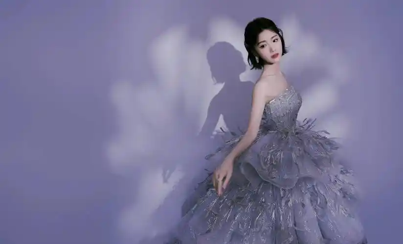 毛晓彤银色羽毛红毯芭蕾舞短裙美得像星河仙女_玫瑰_漂亮_眼神