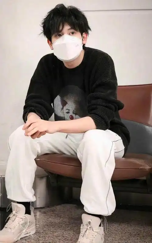 胡先煦在机场穿的这一身蛮好看的,发现没?套路很简单!