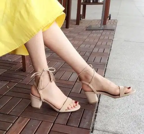 一双适合自己风格的凉鞋,一字带演绎女人的脚趾风情