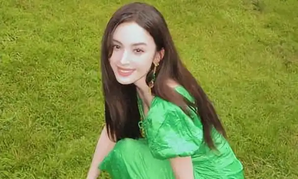 因为他们的女神——古力娜扎——将开启她的美好十月行程