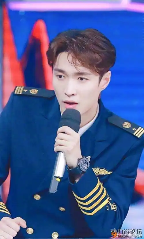 张艺兴船长制服帅呆了