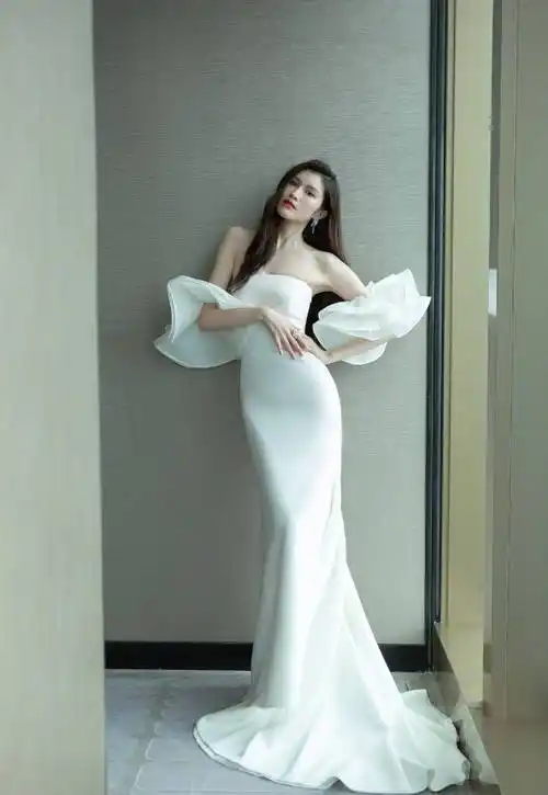 何穗才是"蚂蚁腰",穿露脐吊带搭牛仔裤时尚迷人,不愧是超模_身材_上衣