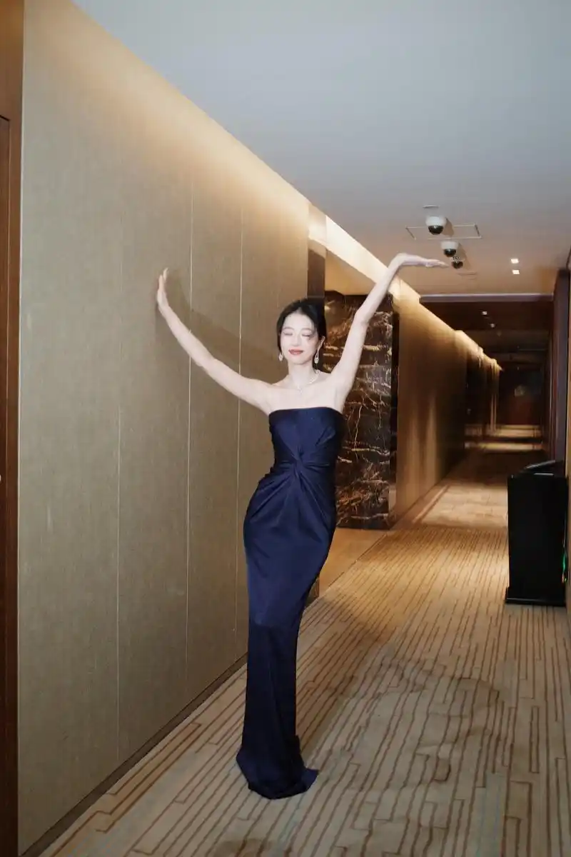 周雨彤蓝色抹胸连衣裙性感写真