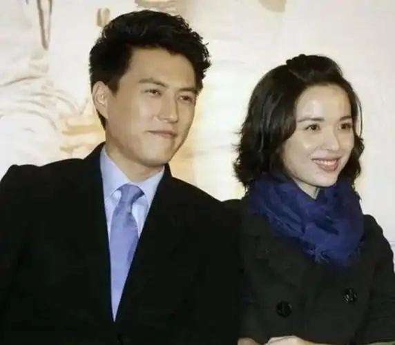 靳东和李佳的感情一直是娱乐圈内的一段佳话,两人兜兜转转多年,最终