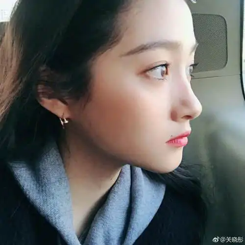 关晓彤一组素颜照,无差距,越来越美,网友:不愧是校花的风范.