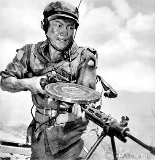 1965年的一天蒋庆泉抱着孩子去看电影英雄儿女