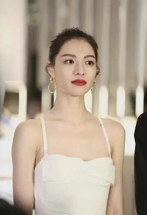 钟楚曦身着白色吊带连衣裙展现完美身材!__财经头条