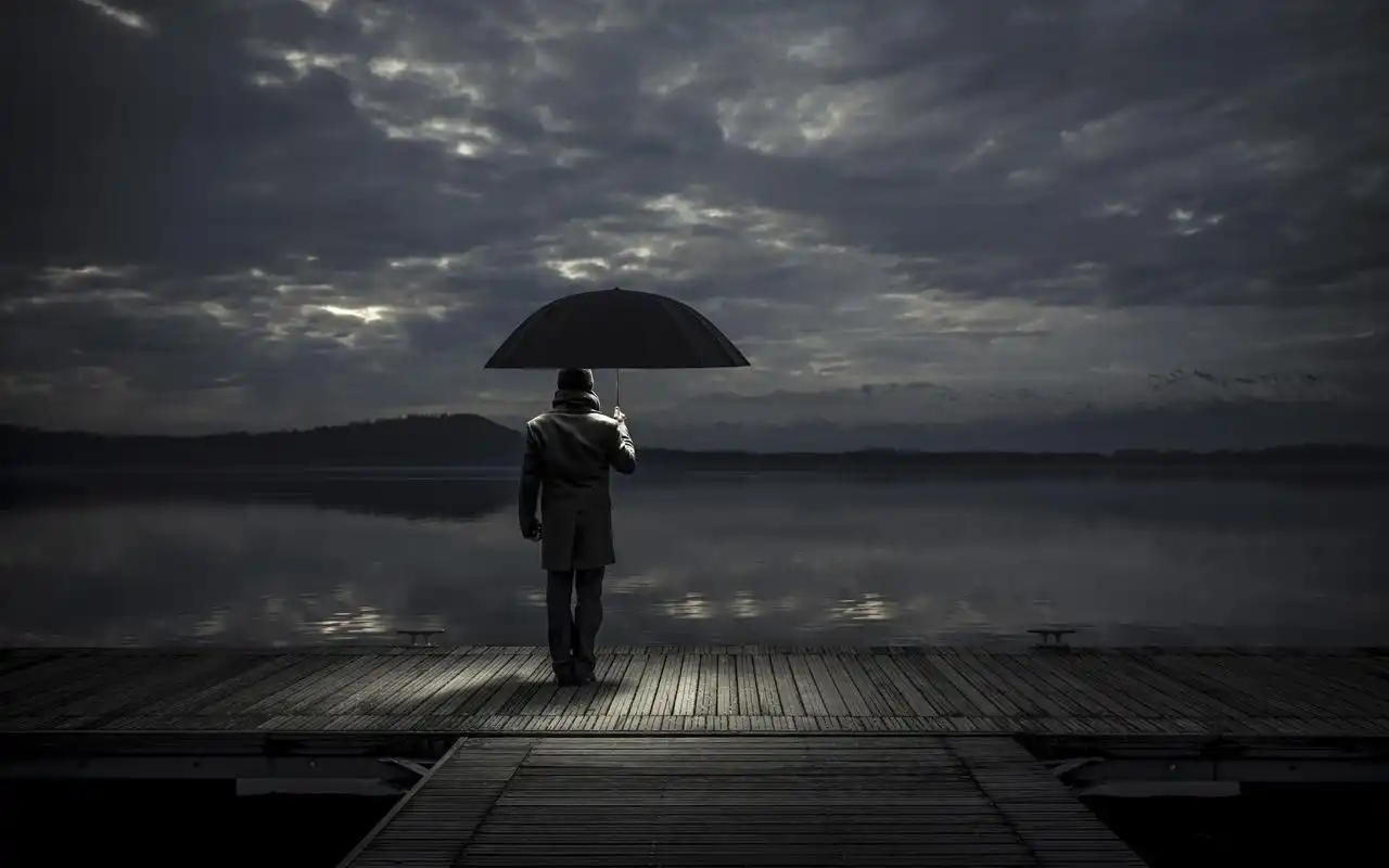 男人孤单的身影图片