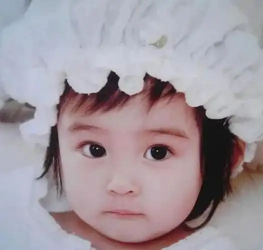 看了她小时候拍的艺术照,知道为什么人家能当童星了.