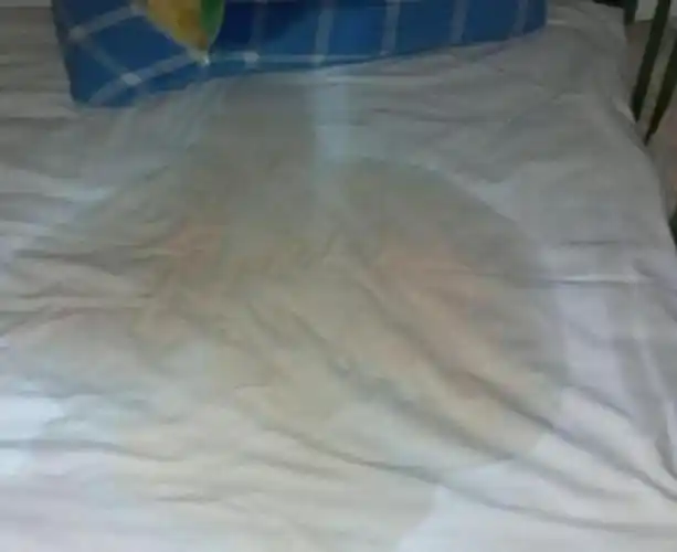 刚脱掉旧纸尿裤,还没来得及换新的,宝宝就尿了一床