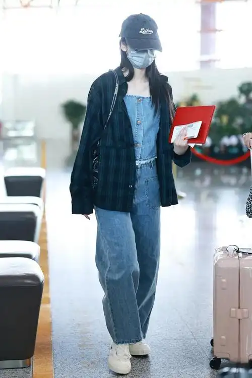 恨不得马上拥有肯豆的一身skims,秀孕肚的海狸还是很爱穿乐福鞋啊!