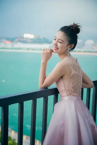 林允丸子头发型搭配粉色连衣裙22岁秒变成未成年少女真会穿搭