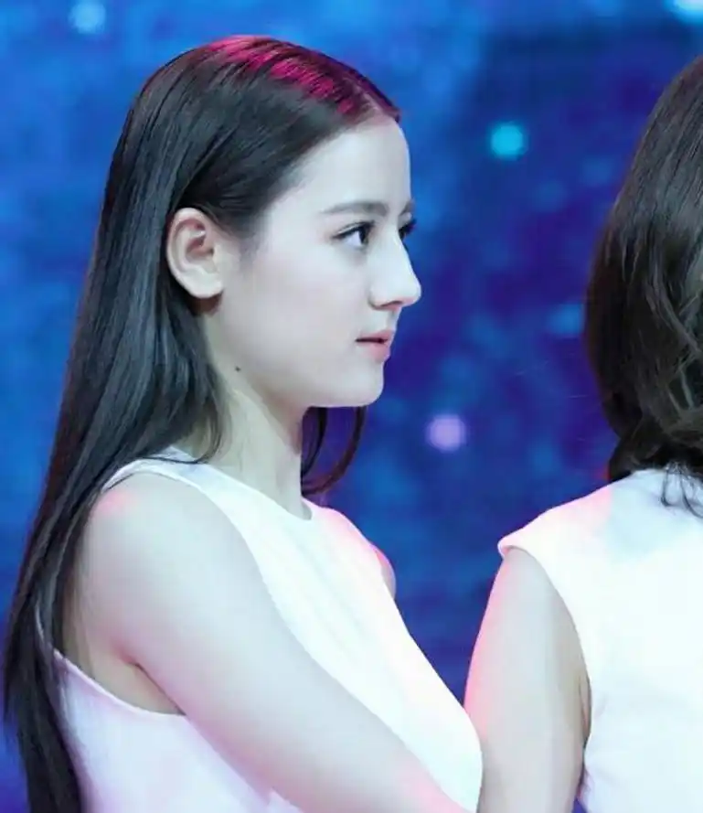 盘点娱乐圈有"驼峰鼻"的7位女星,古力娜扎嫌不好看要磨平?