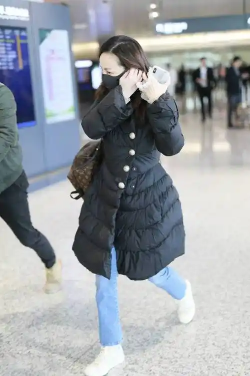 雪姨王琳穿"喇叭款"羽绒服走机场,素颜的她看着真不像快50岁了