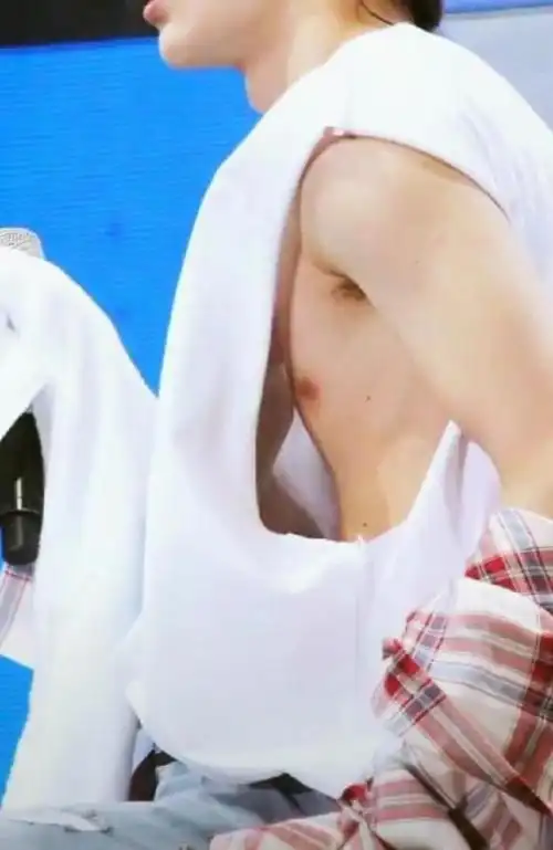 可是抛开衣服的外表,蔡徐坤的身材却是慢慢的肌肉